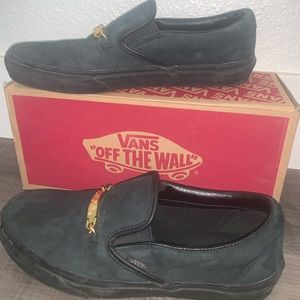 All black classic slip in van with gold chain